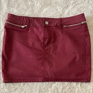 Stylish Burgundy Skirt with Zipper Accents